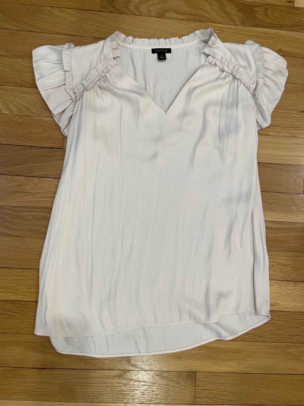 Ann Taylor Soft Blush Ruffled Sleeve V-Neck Blouse size can